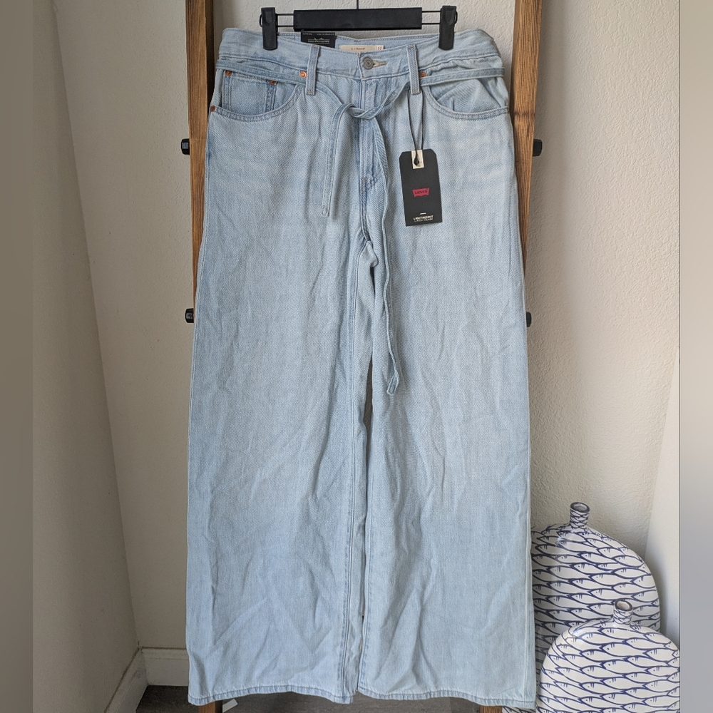 NWT Levi's Light Blue Denim XL Straight Mid Rise Jeans - Size 27
